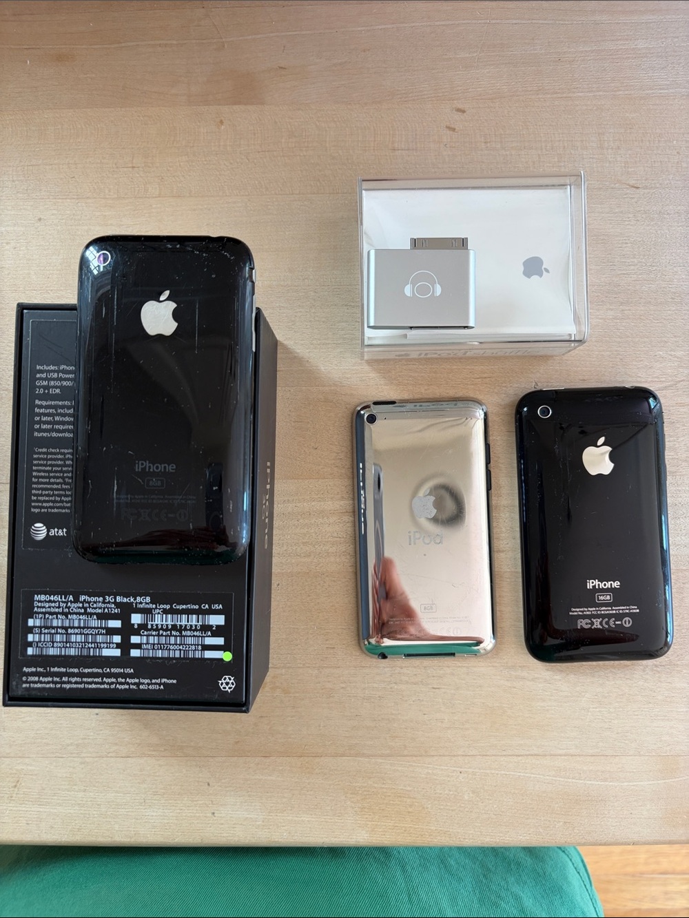 2 Apple iPhones 3G, 1 iPod 3G and 1 iPod shuffle - Black & Silver